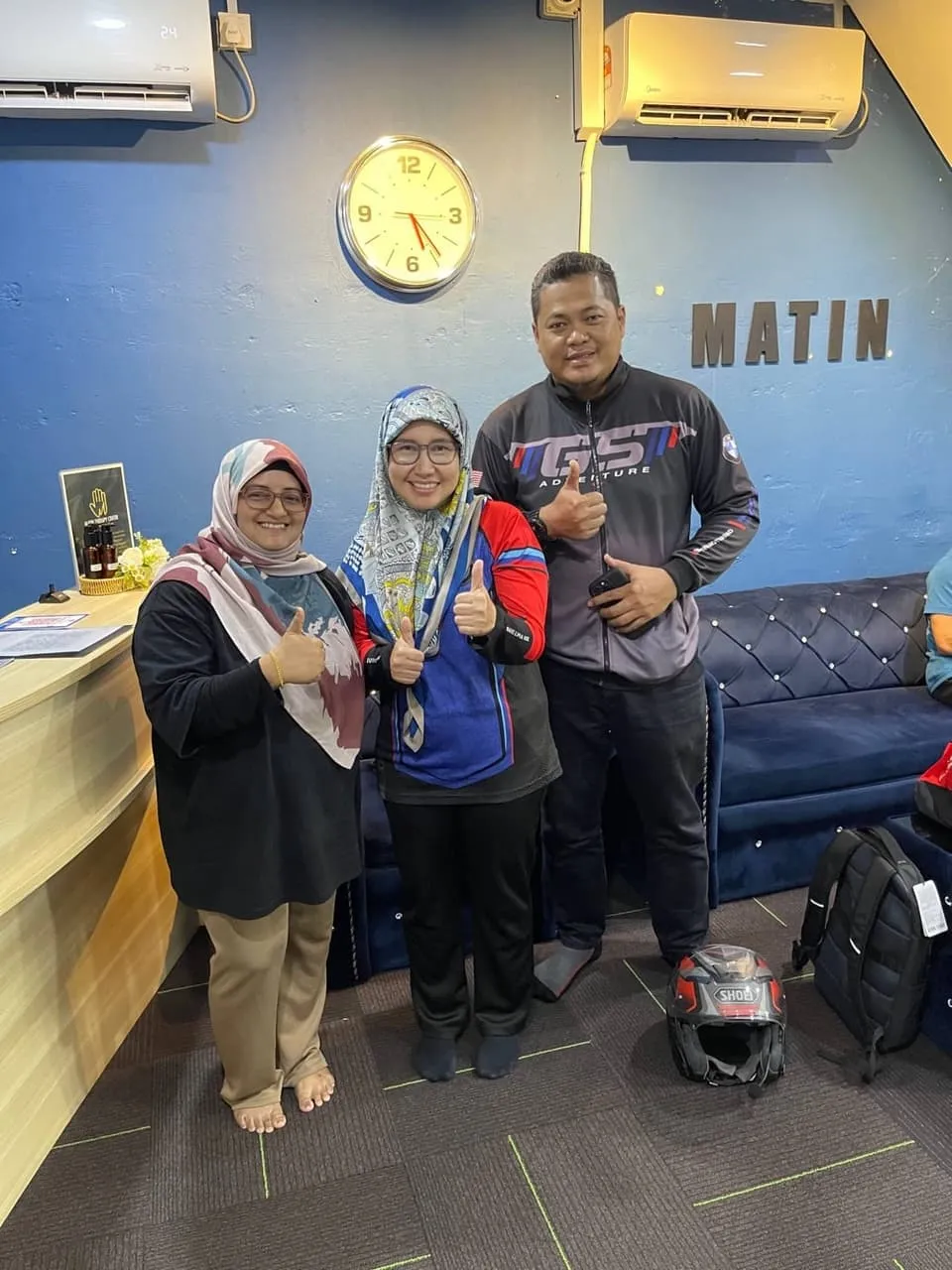 Happy customers with thumbs up at Matin Therapy reception