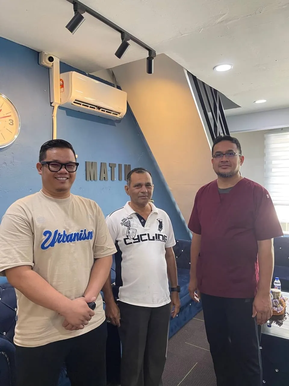 Satisfied customer with Matin Therapy team after a session