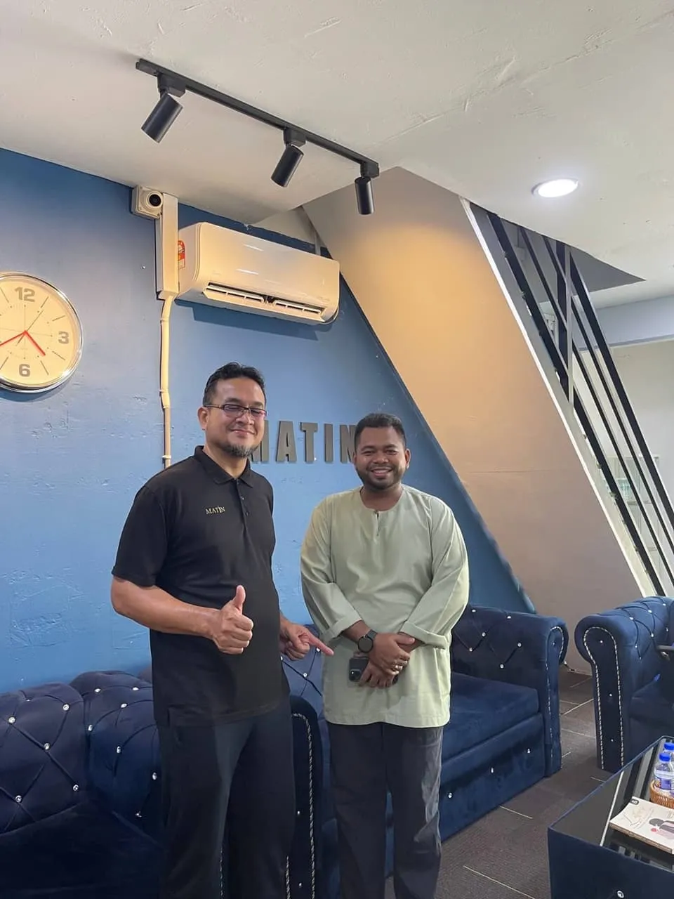 Group of clients with Matin Therapy therapist